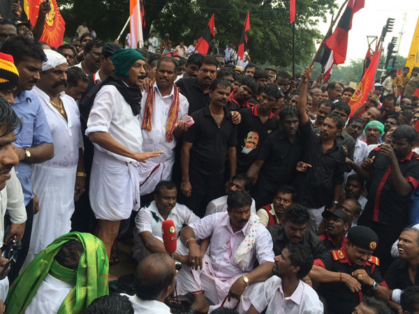 2 New Dam: Vaiko, 1000 MDMK workers arrested during 'rail roko' protest 2 New Dam: Vaiko, 1000 MDMK workers arrested during 'rail roko' protest