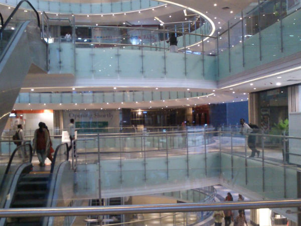 Kiss protest forces Fun mall to shut in Coimbatore Kiss protest forces Fun mall to shut in Coimbatore