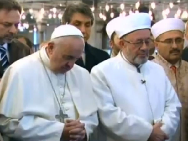 Pope Francis prays alongside Grand Mufti in Istanbul’s Blue Mosque Pope Francis prays alongside Grand Mufti in Istanbul’s Blue Mosque