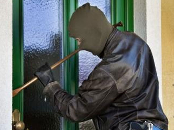 Robbers eat Omelette after looting a house Robbers eat Omelette after looting a house