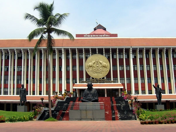 3 அமைச்சர்களோடு லிப்ட் அறுந்து விழுந்து விபத்து - கேரள சட்டசபையில் பரபரப்பு !