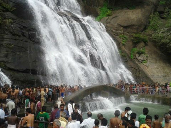 குற்றாலத்தில் வெள்ளம்