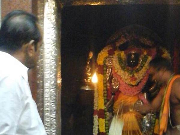 அம்மன் கோவிலில் வைகோ