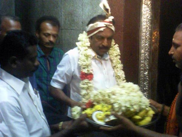 பரிவட்டம் கட்டி..