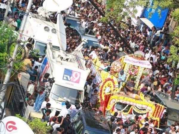 Balachander's body taken to crematory Balachander's body taken to crematory