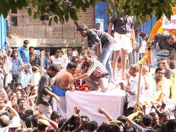 K.Balachander's funeral was held at Chennai Besant Nagar crematory K.Balachander's funeral was held at Chennai Besant Nagar crematory