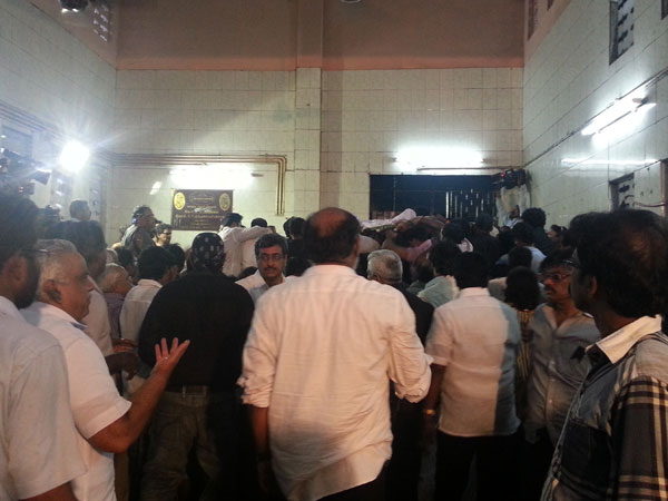 K.Balachander's funeral was held at Chennai Besant Nagar crematory K.Balachander's funeral was held at Chennai Besant Nagar crematory