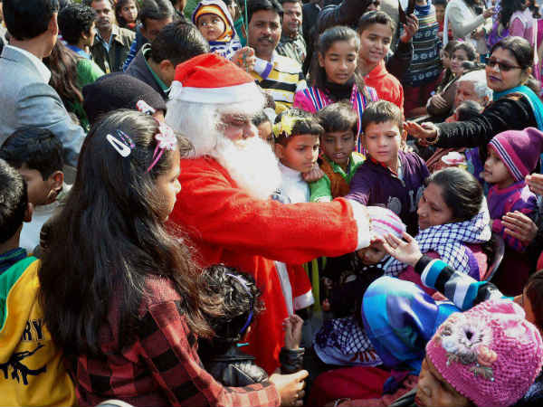 Thousands throng Velankanni to celebrate Christmas Thousands throng Velankanni to celebrate Christmas
