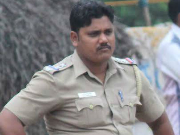 Muthupettai SI gets pat from people Muthupettai SI gets pat from people