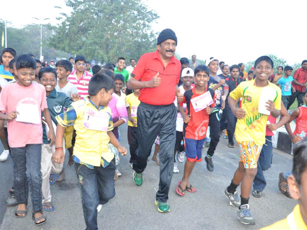 Vaiko and hundreds of students attend MDMK marathon against liquor menace Vaiko and hundreds of students attend MDMK marathon against liquor menace