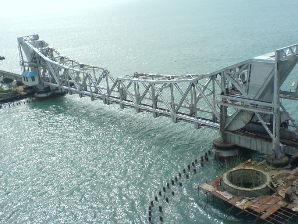 Foreigner’s car met on accident in Pamban Bridge… Foreigner’s car met on accident in Pamban Bridge…
