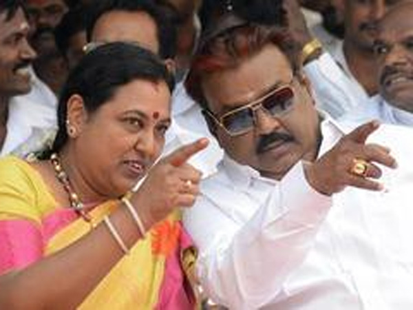 ஊரே சிரிக்குதே