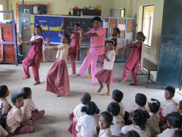 மாணவிகளின் குறள் ஆட்டம்
