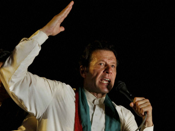 Parents stop Imran Khan from entering Peshawar school Parents stop Imran Khan from entering Peshawar school