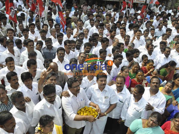 தட்டு நிறைய எவ்ளோ லட்டு
