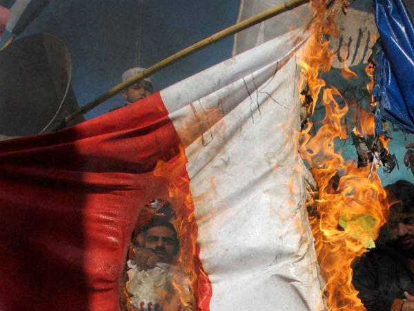 Protest against Charlie Hebdo in Niger: At least 10 people dead, churches and bars torched Protest against Charlie Hebdo in Niger: At least 10 people dead, churches and bars torched