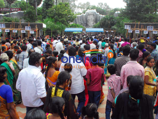 Lakhs throng Vandalur zoo on Kaanum pongal Lakhs throng Vandalur zoo on Kaanum pongal