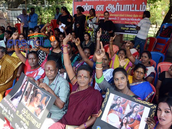 Transgenders protest against I movie Transgenders protest against I movie