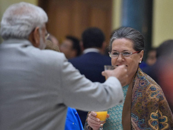 PM Narendra Modi and Sonia Gandhi toast during a banquet PM Narendra Modi and Sonia Gandhi toast during a banquet