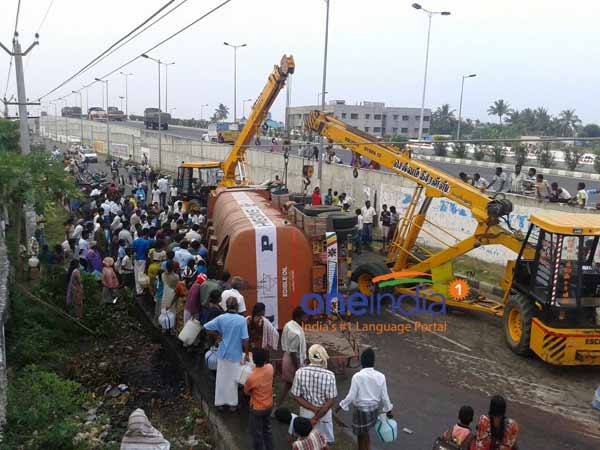Palmolein oil ladden lorry met with accident in Perambalur Palmolein oil ladden lorry met with accident in Perambalur