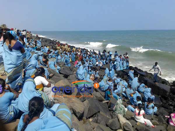 Puthucherry : Leather factory employees protest Puthucherry : Leather factory employees protest