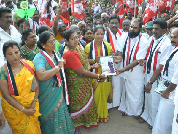 சிவப்பு டோக்கனுக்கு சேலை