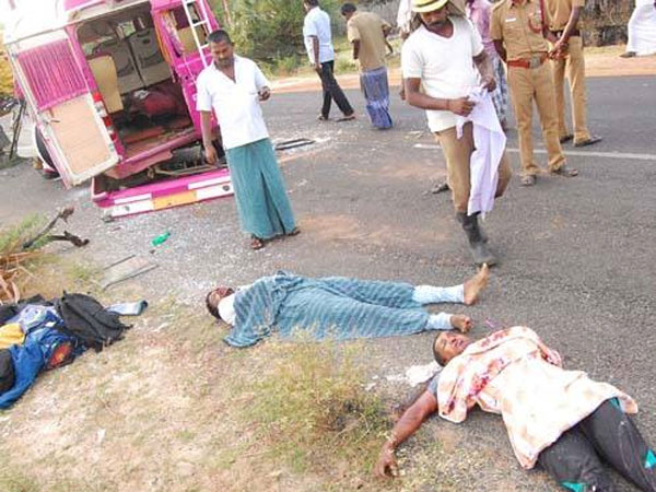 நின்ற லாரி மீது வேன் மோதியதில் கேரளாவைச் சேர்ந்த 3 பேர் பலி