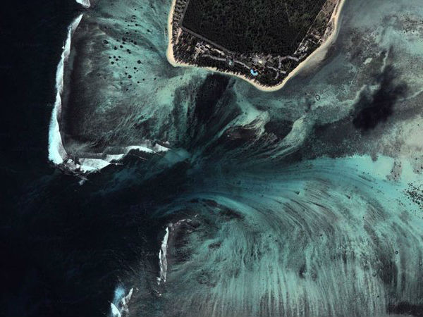 The ‘Underwater Waterfall’ Illusion at Mauritius Island The ‘Underwater Waterfall’ Illusion at Mauritius Island