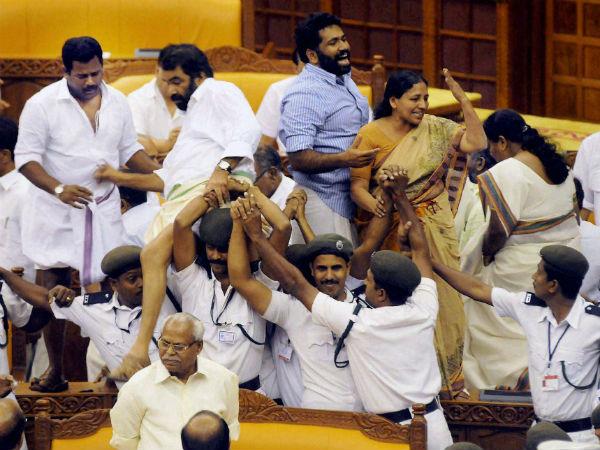 சட்டசபை ரகளை 'கேப்பில்' ஏக சில்மிஷம்: கேரளா காங். எம். எல்.ஏக்கள் மீது பெண் எம்.எல்.ஏக்கள் புகார்!