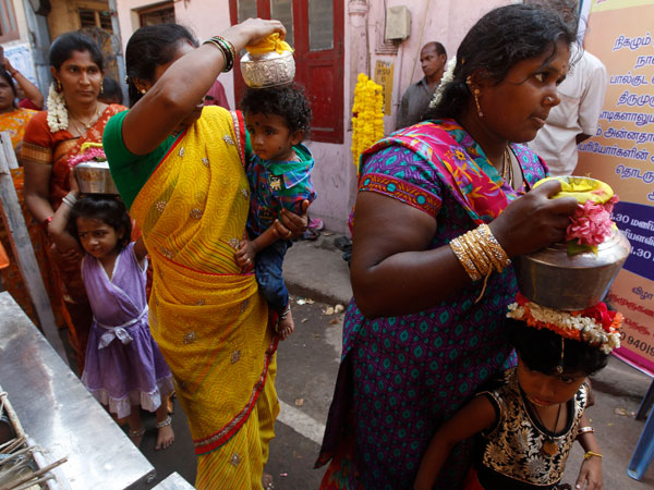 வடம் பிடித்த பக்தர்கள்