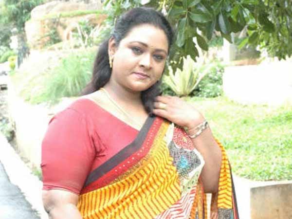 முத்தம் கொடுத்த தெருப் பையன்.. கண்டுக்காத அம்மா