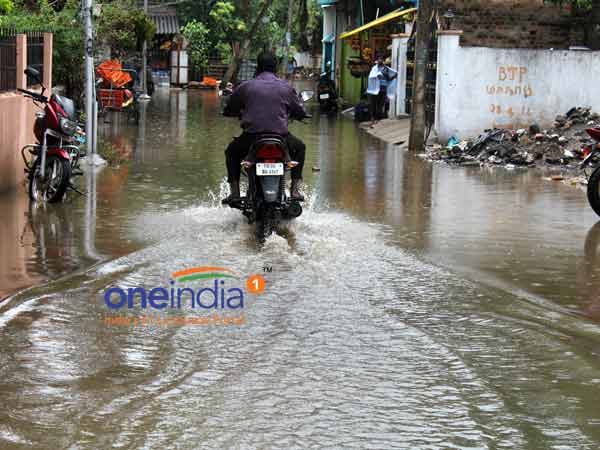 தேங்கிய மழை நீர்