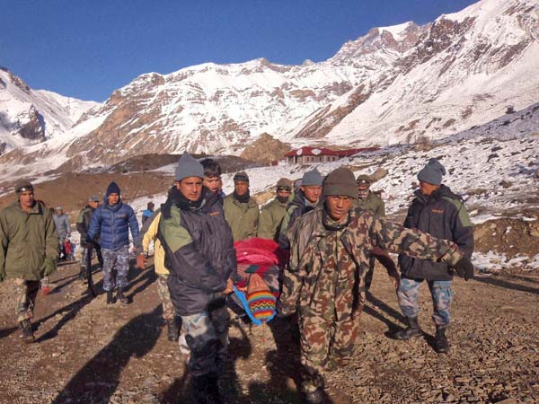 Indian Army team pulls out 22 bodies after Everest avalanche Indian Army team pulls out 22 bodies after Everest avalanche