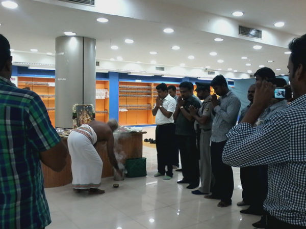 Chennai silks staffs participate blodd donation on the eve of May 1 Chennai silks staffs participate blodd donation on the eve of May 1