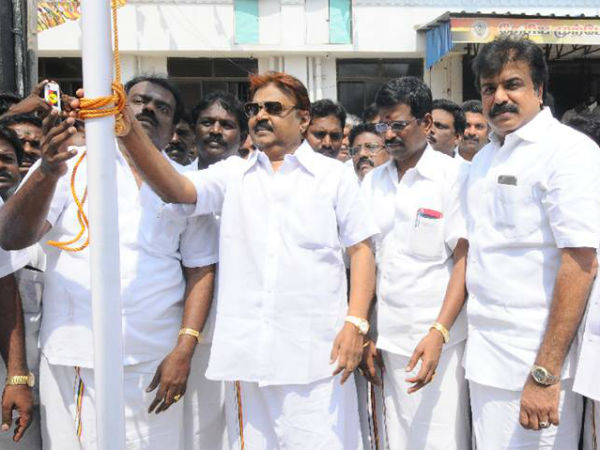 கொடி ஏற்றிய விஜயகாந்த்
