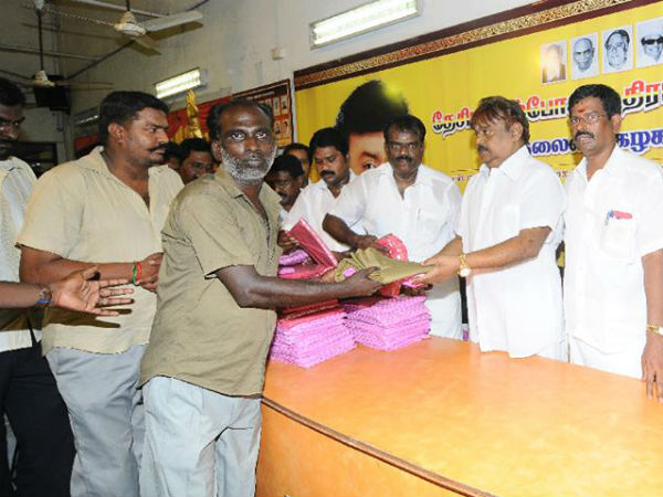 தொழிலாளர்களுக்கு சீருடை