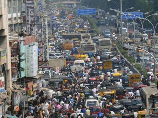 ரோடு பெரிசு.. நமக்கு ரொம்ப சிறிசு