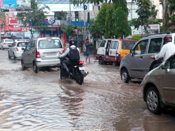 கொட்டும் கனமழை