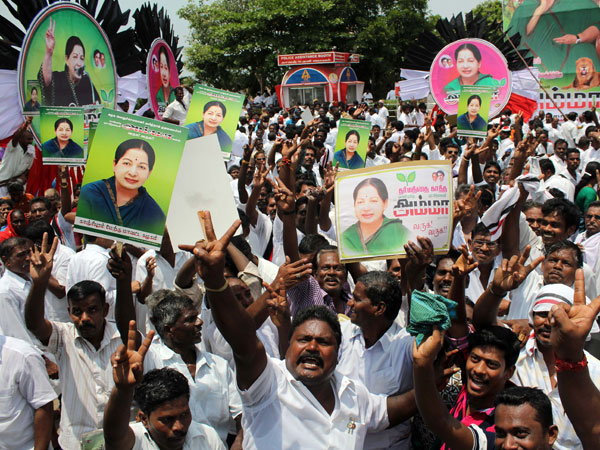 கொண்டாட்டத்தில் அதிமுகவினர்: