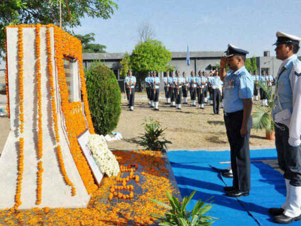 IAF remembers daredevil pilot Sqn Ldr Ajay Ahuja martyred in Kargil IAF remembers daredevil pilot Sqn Ldr Ajay Ahuja martyred in Kargil