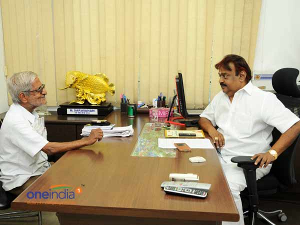 Traffic Ramasamy meets Vijaykanth: Asks support to contest against Jayalalithaa Traffic Ramasamy meets Vijaykanth: Asks support to contest against Jayalalithaa