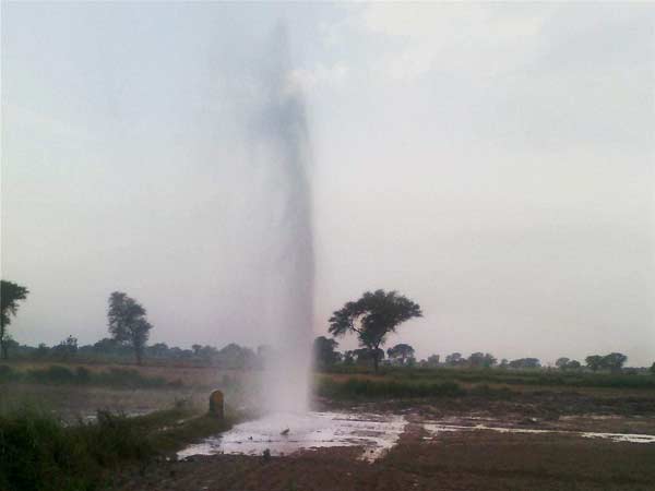 Mathura: Diesel coming out from a broken IOC Pipeline Mathura: Diesel coming out from a broken IOC Pipeline