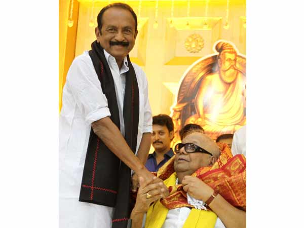 தலைவருக்கு பொன்னாடை