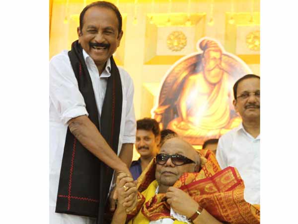 தம்பியின் கை பிடித்த அண்ணன்
