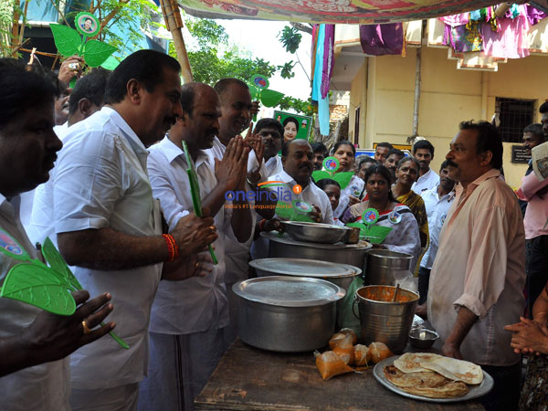 மக்களோடு மக்களாக: