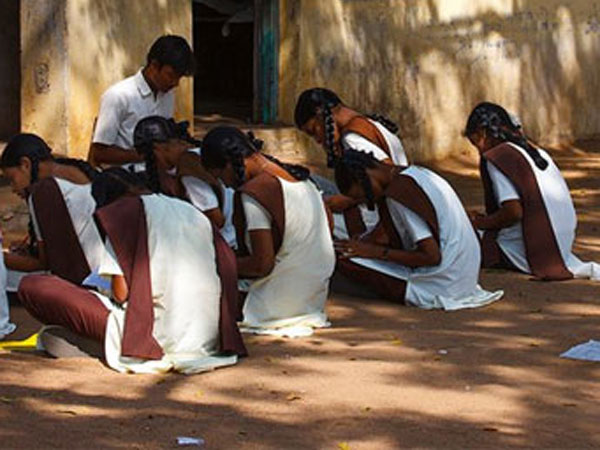 'தலித்' பிள்ளைகளுடன் எங்கள் குழந்தைகள் ஒன்றாக அமருவதா? ஜாதிவெறியில் சிக்கிய 'அரசு பள்ளி' 