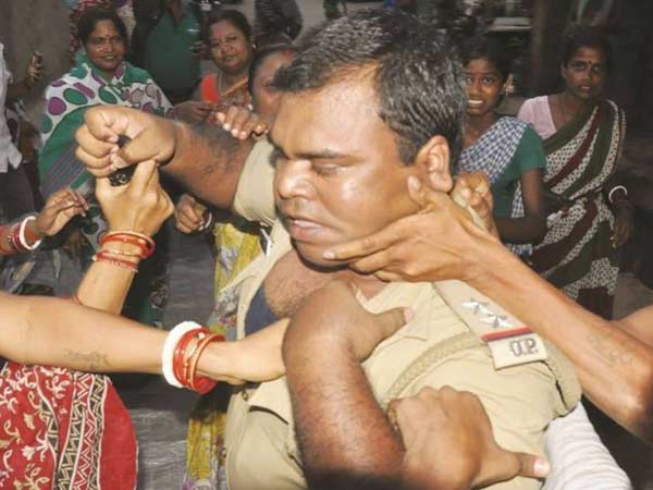 Slum dwellers thrash cops for not accepting FIR Slum dwellers thrash cops for not accepting FIR
