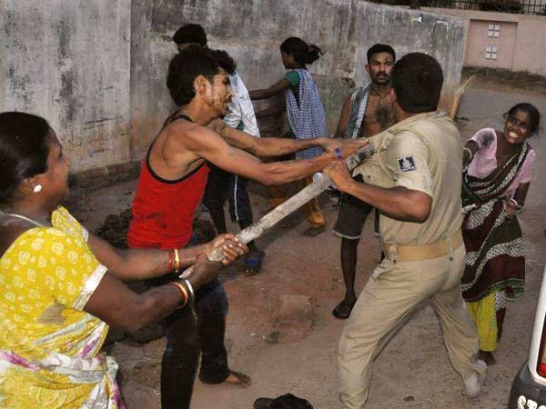 Slum dwellers thrash cops for not accepting FIR Slum dwellers thrash cops for not accepting FIR