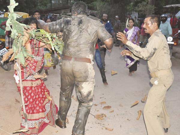 Slum dwellers thrash cops for not accepting FIR Slum dwellers thrash cops for not accepting FIR