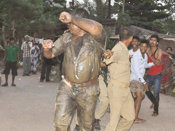Slum dwellers thrash cops for not accepting FIR Slum dwellers thrash cops for not accepting FIR